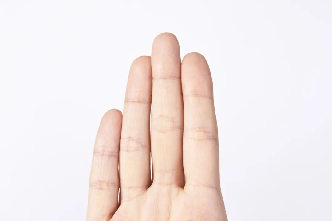 这根手指,每天勾30下,心经、心包经通了,腰腿有劲,睡眠也好了! 这根手指,每天勾30下,心经、心包经通了,腰腿有劲,睡眠也好了!