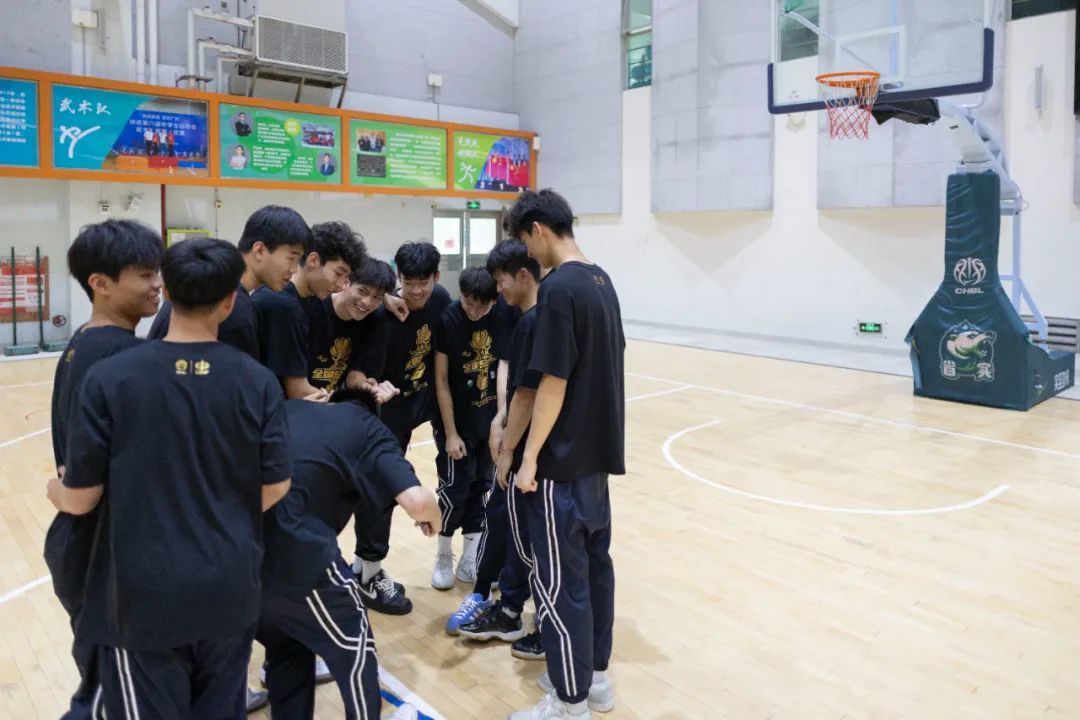 广东实验中学冠军篮球队归来，学校奖励每人一块牛扒，多位队员已被清华等名校录取