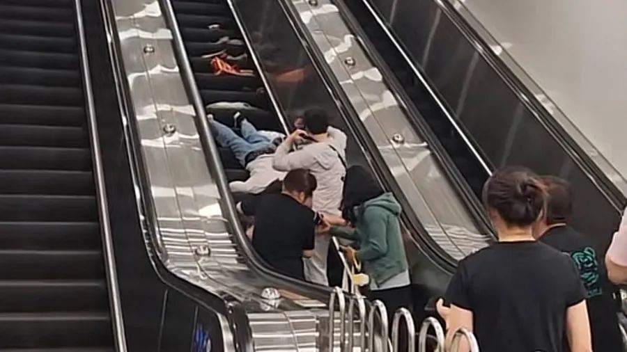 事发上海地铁站内，老人倒地不起！近期连发，官方提醒