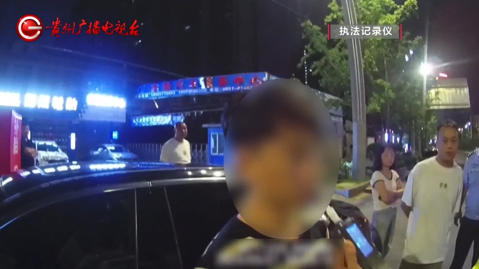 到底谁更“上头”?听闻兄弟酒驾被查,“义气”堂哥大闹执法现场 到底谁更“上头”?听闻兄弟酒驾被查,“义气”堂哥大闹执法现场