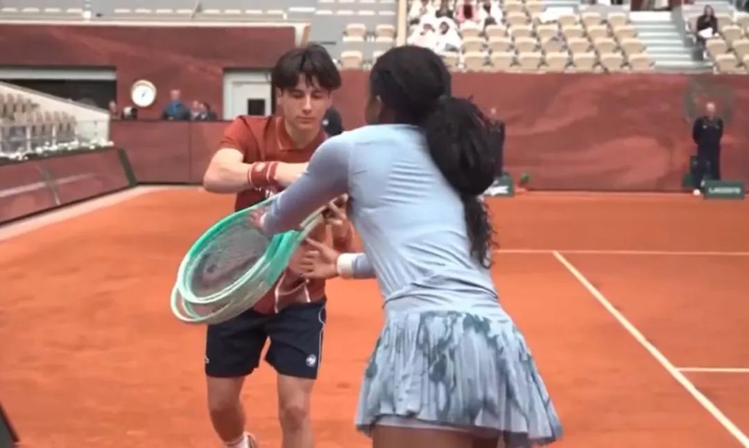 2号种子高芙上演“法网小品”,黑色皮衣帅气登场,背包一开傻眼:球拍没拿! 2号种子高芙上演“法网小品”,黑色皮衣帅气登场,背包一开傻眼:球拍没拿!