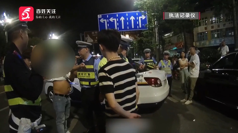 到底谁更“上头”?听闻兄弟酒驾被查,“义气”堂哥大闹执法现场 到底谁更“上头”?听闻兄弟酒驾被查,“义气”堂哥大闹执法现场