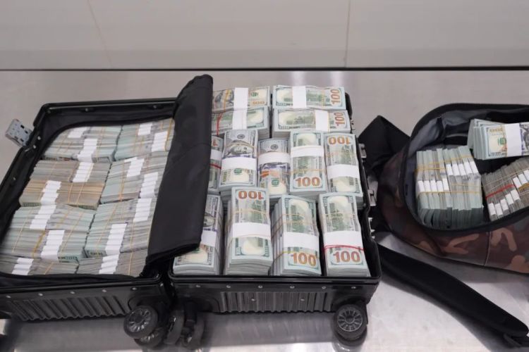 230万美元!皇岗海关查获一名旅客违规携带未申报美元进境 230万美元!皇岗海关查获一名旅客违规携带未申报美元进境