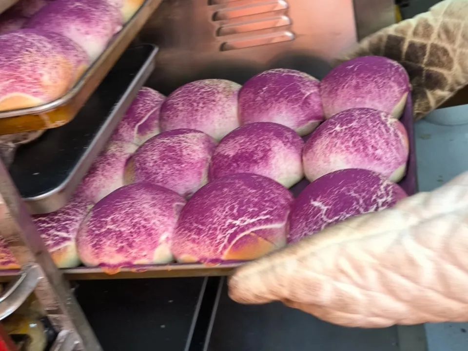 56岁大叔大学附近开“两元面包店”,一天能卖近两千个面包,月营业额十万元 56岁大叔大学附近开“两元面包店”,一天能卖近两千个面包,月营业额十万元