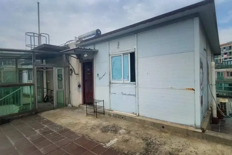 打开16楼电梯门直接傻眼!上海这个文艺感爆棚的市集上空竟藏着这么多……垃圾 打开16楼电梯门直接傻眼!上海这个文艺感爆棚的市集上空竟藏着这么多……垃圾