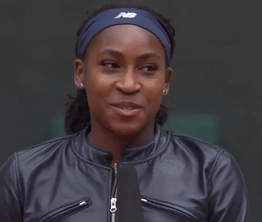 2号种子高芙上演“法网小品”,黑色皮衣帅气登场,背包一开傻眼:球拍没拿! 2号种子高芙上演“法网小品”,黑色皮衣帅气登场,背包一开傻眼:球拍没拿!