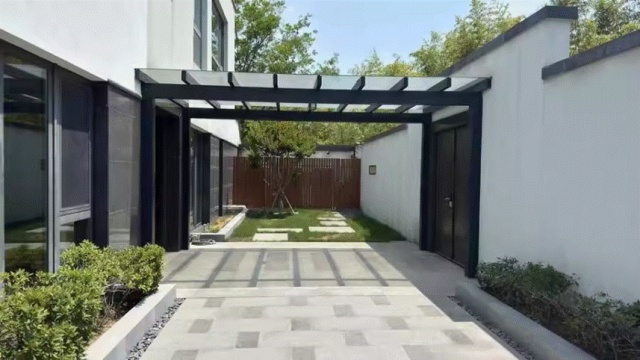 人还住着，豪宅却即将开拍？上海一别墅将法拍，起拍价超1亿元！已有300多人盯上…...