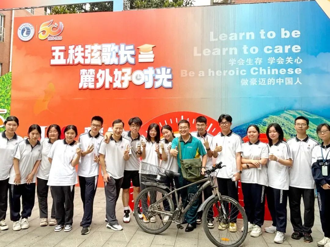 长沙一校长化身“邮差”,封存高三学子“给十年后的自己”手写信 长沙一校长化身“邮差”,封存高三学子“给十年后的自己”手写信