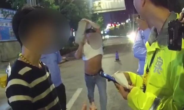 到底谁更“上头”?听闻兄弟酒驾被查,“义气”堂哥大闹执法现场 到底谁更“上头”?听闻兄弟酒驾被查,“义气”堂哥大闹执法现场