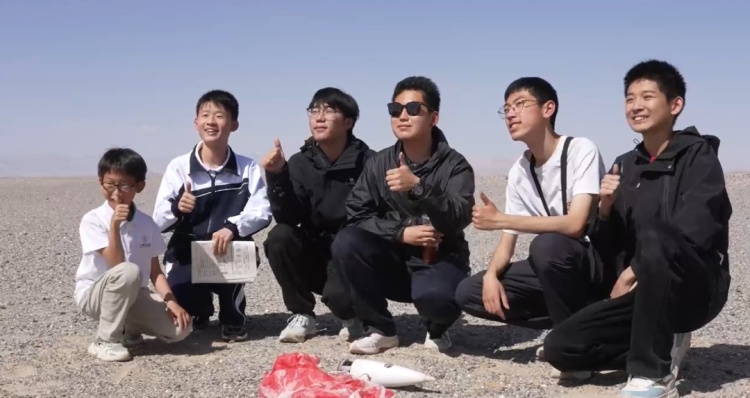 深圳中学生“手搓”火箭上天,网友:满级人类小孩哥! 深圳中学生“手搓”火箭上天,网友:满级人类小孩哥!