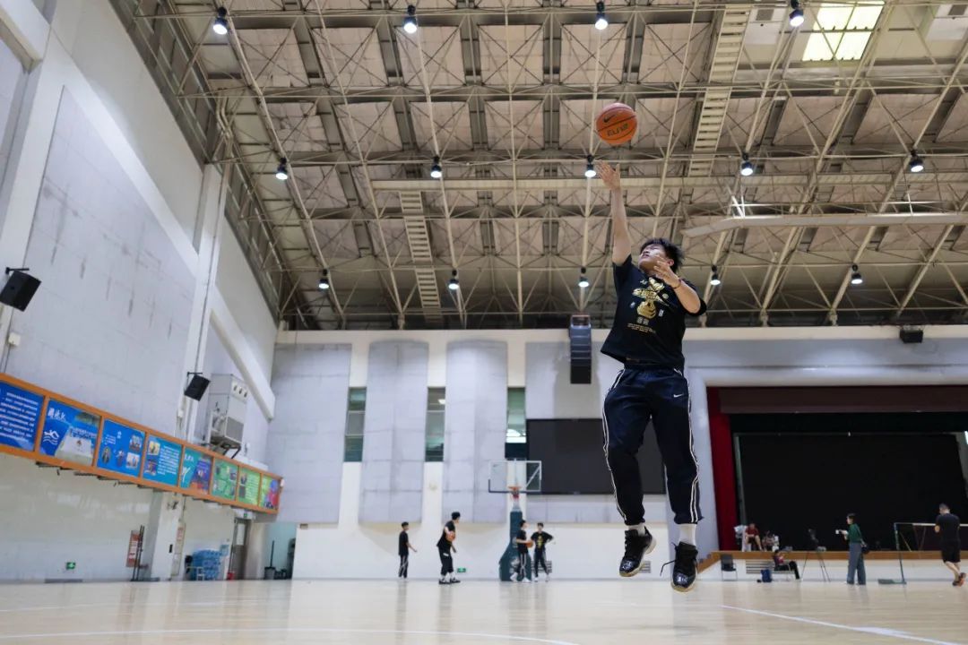 广东实验中学冠军篮球队归来，学校奖励每人一块牛扒，多位队员已被清华等名校录取