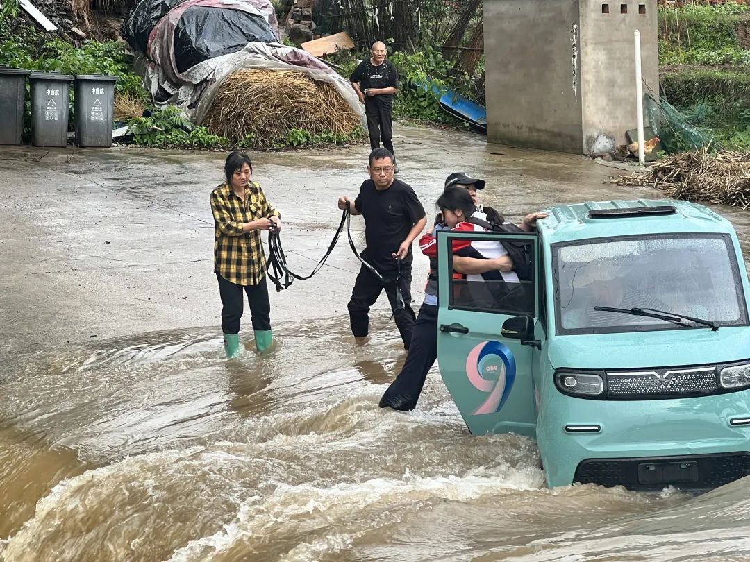 三人被困急流!危急关头,民警董文杰冲了上去 三人被困急流!危急关头,民警董文杰冲了上去