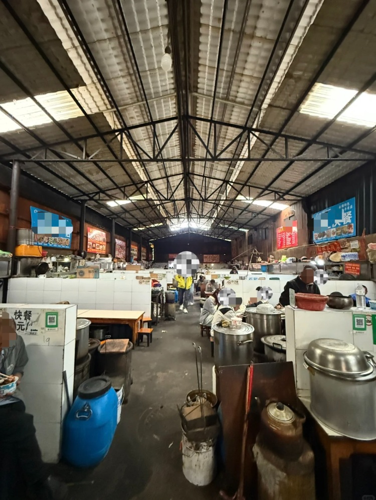 丽江古城忠义市场一网红“隐藏美食地”被指“像公厕”,街道回应 丽江古城忠义市场一网红“隐藏美食地”被指“像公厕”,街道回应