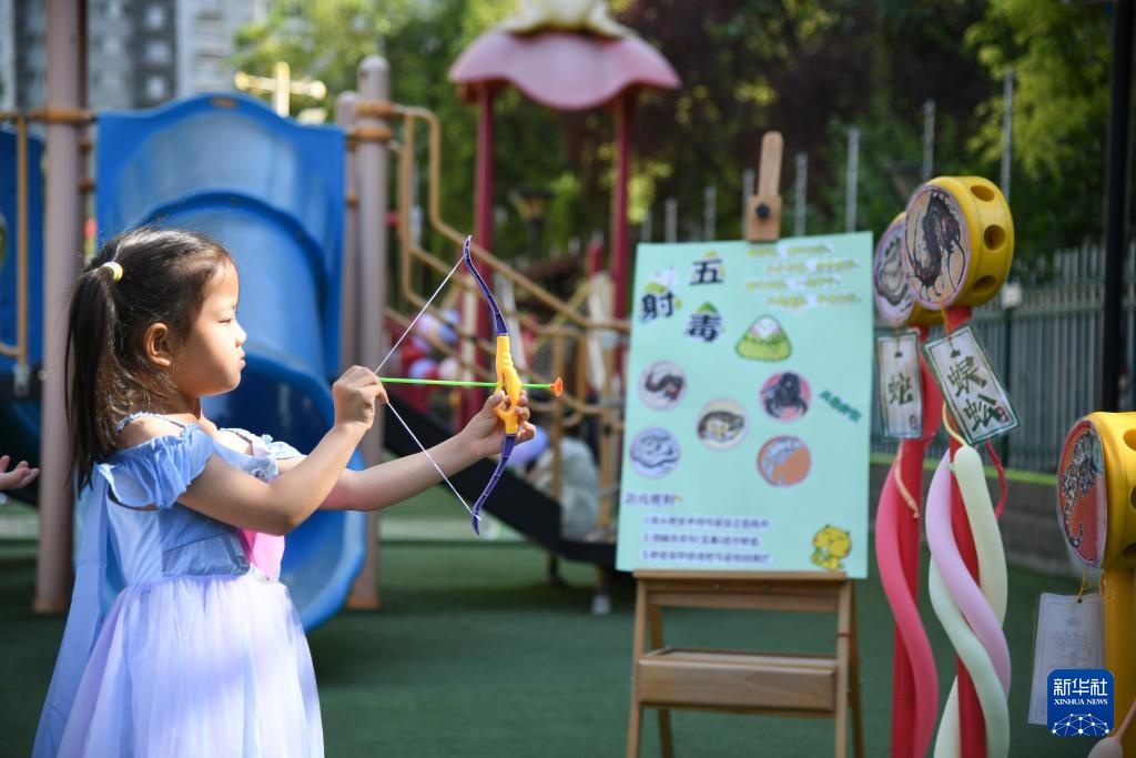 西安:感受传统文化迎“六一” 西安:感受传统文化迎“六一”