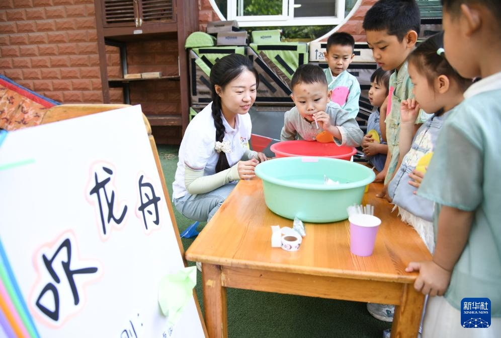 西安:感受传统文化迎“六一” 西安:感受传统文化迎“六一”