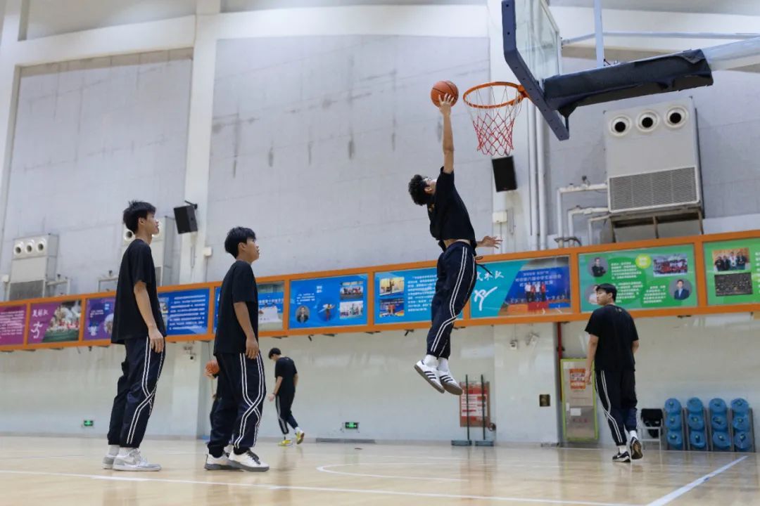 广东实验中学冠军篮球队归来，学校奖励每人一块牛扒，多位队员已被清华等名校录取