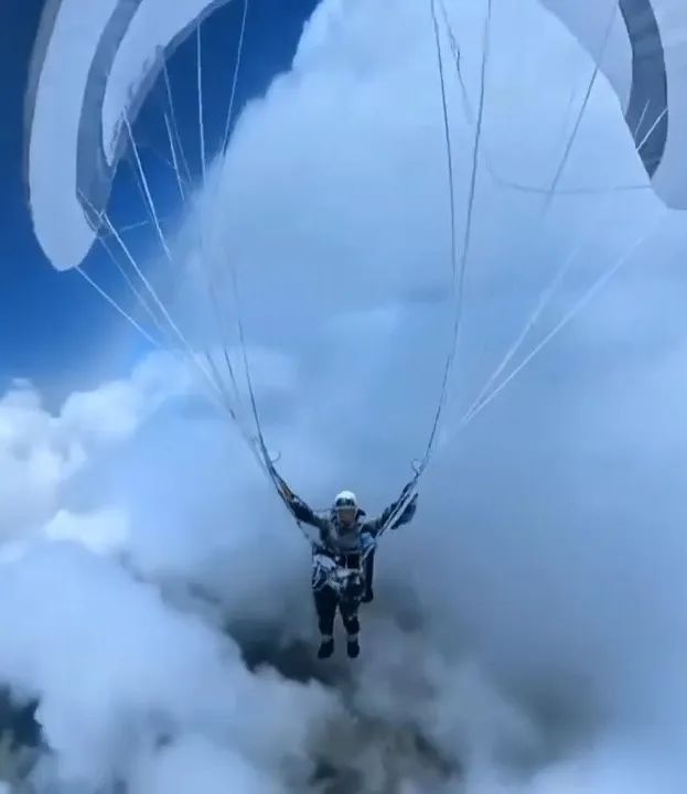 被“云吸”现象带到8000多米高空后奇迹生还，当事人讲述惊险一刻