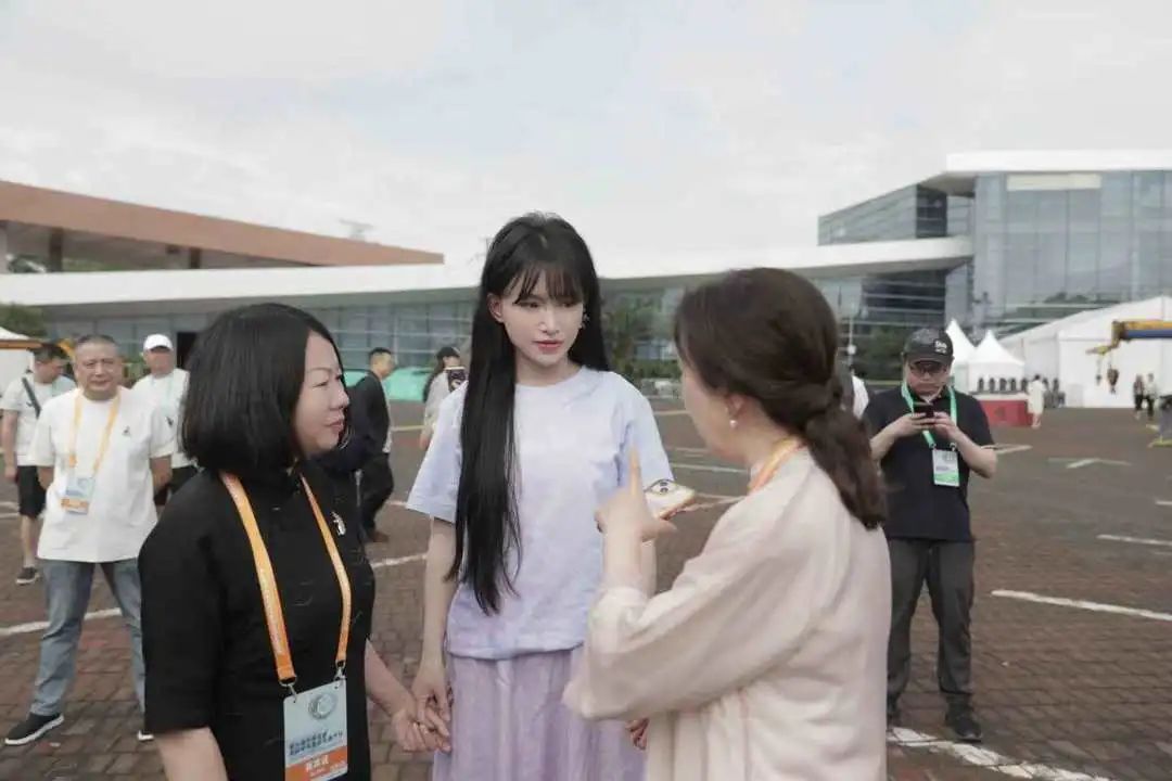 李子柒身着植物染紫色长裙,亮相成都国际非遗节 李子柒身着植物染紫色长裙,亮相成都国际非遗节