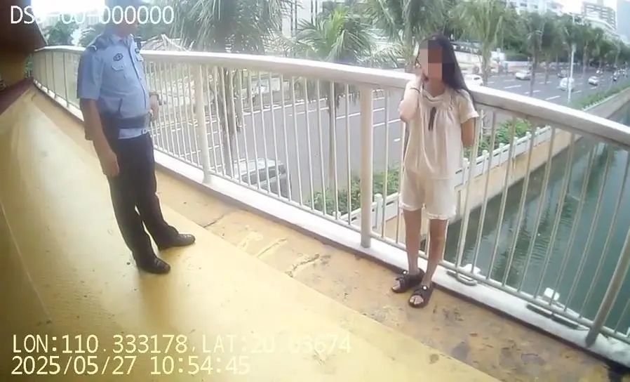 海口一女子因感情纠纷欲轻生,辅警果断夺刀救人 海口一女子因感情纠纷欲轻生,辅警果断夺刀救人