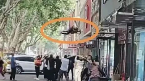 102岁老人3楼坠落!被众人合力接住! 102岁老人3楼坠落!被众人合力接住!