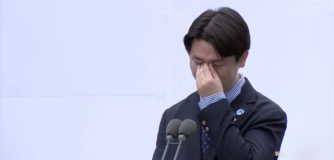 开场逗笑余华，结尾催泪全场：“越过山丘，却发现无人等候……”