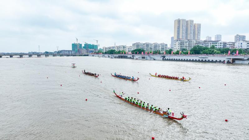 江西抚州:龙舟竞渡“嗨翻天” 临川文旅消费季“龙”重登场 江西抚州:龙舟竞渡“嗨翻天” 临川文旅消费季“龙”重登场