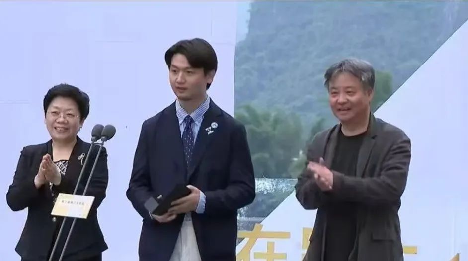 开场逗笑余华，结尾催泪全场：“越过山丘，却发现无人等候……”