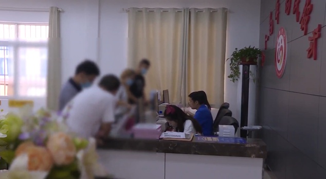 离谱!一对夫妻领证时发现互不知姓名 离谱!一对夫妻领证时发现互不知姓名