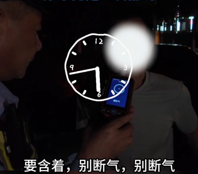 看到交警就跑?鞋都跑掉了......果然有猫腻! 看到交警就跑?鞋都跑掉了......果然有猫腻!