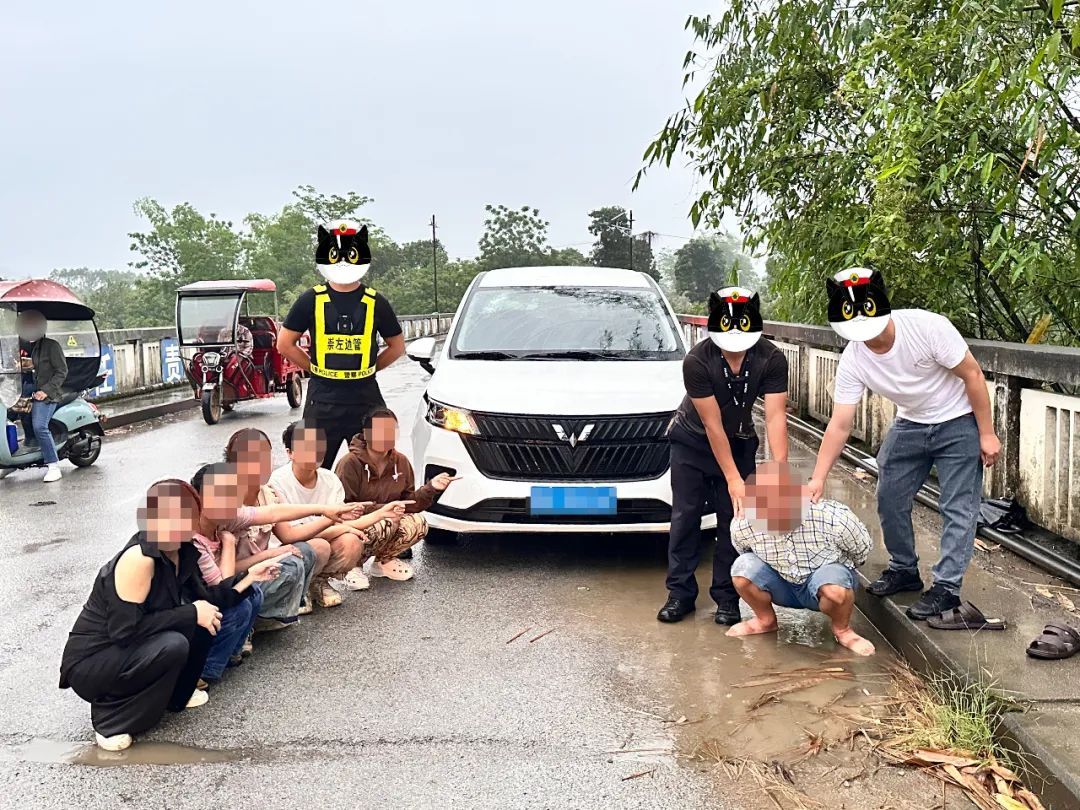 持枪警告!“偷渡车”妄图冲卡,民警一举擒获 持枪警告!“偷渡车”妄图冲卡,民警一举擒获