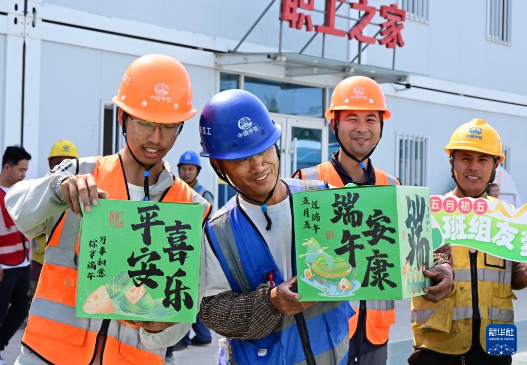 山东青岛:工地趣味游戏迎端午 山东青岛:工地趣味游戏迎端午