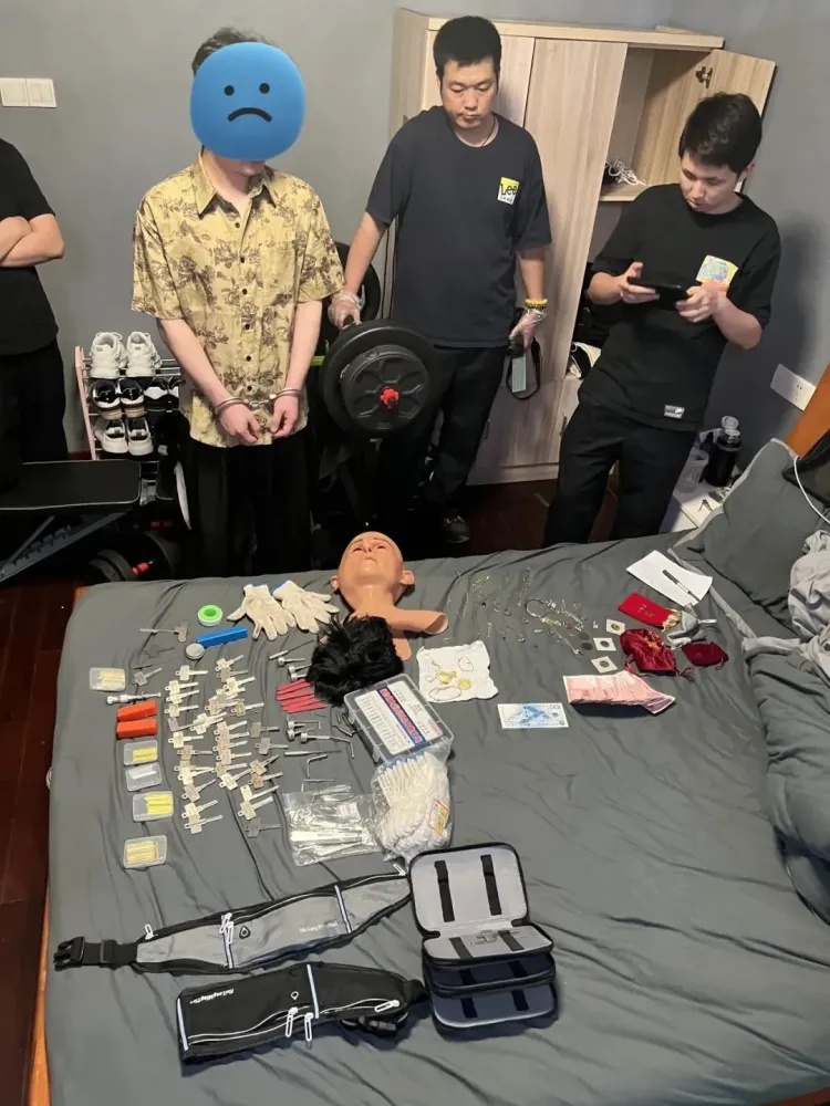 男子戴仿真“人皮”面具入室盗窃被抓！流窜多个小区作案，涉案金额达15万余元