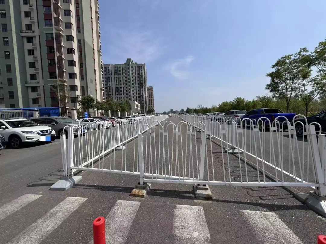 集装箱围挡,车辆随意停放…北京这条路何时能顺畅通行? 集装箱围挡,车辆随意停放…北京这条路何时能顺畅通行?