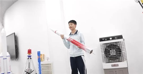 全国首枚!高二学生成火箭总师,“手搓”火箭成功发射 全国首枚!高二学生成火箭总师,“手搓”火箭成功发射
