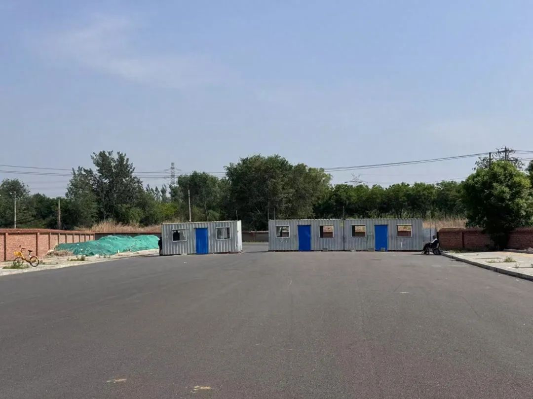 集装箱围挡,车辆随意停放…北京这条路何时能顺畅通行? 集装箱围挡,车辆随意停放…北京这条路何时能顺畅通行?
