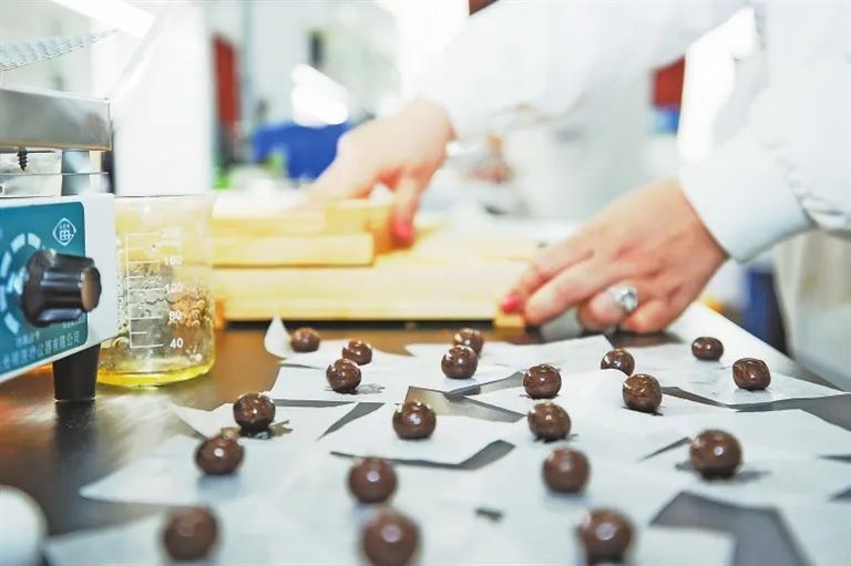 江西中医药“圈粉”外国友人,靠的是啥? 江西中医药“圈粉”外国友人,靠的是啥?