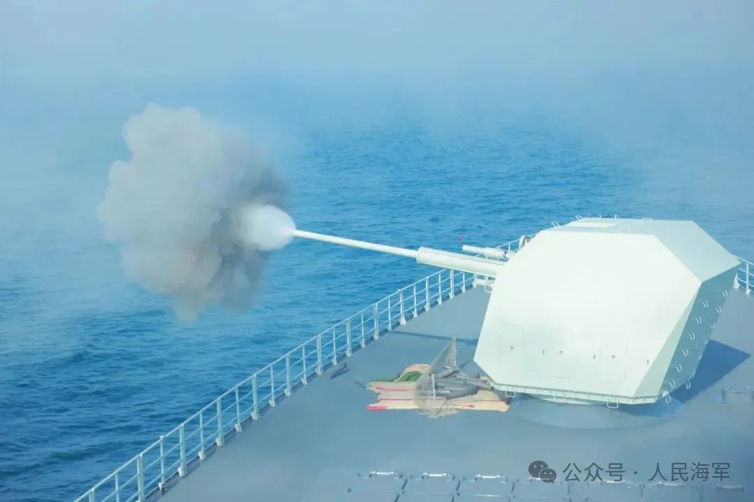 万吨大驱现身!画面→ 万吨大驱现身!画面→