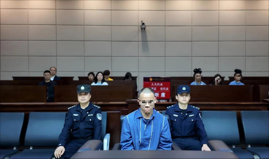 男子欲杀害前女友，视力不佳找错人！瓮安法院判了