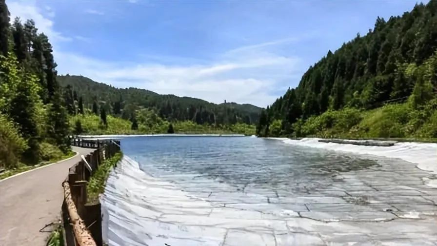 重庆一森林公园天池湖底惊现304不锈钢 网友吵翻了！