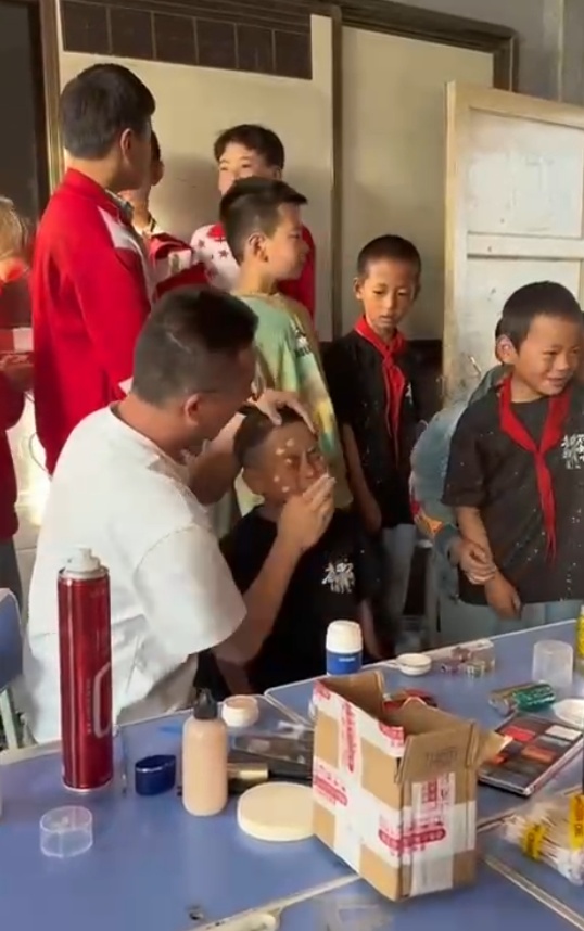 揉面式化妆!甘肃男老师给学生化妆1分钟10个:往年儿童节也这样化妆 揉面式化妆!甘肃男老师给学生化妆1分钟10个:往年儿童节也这样化妆