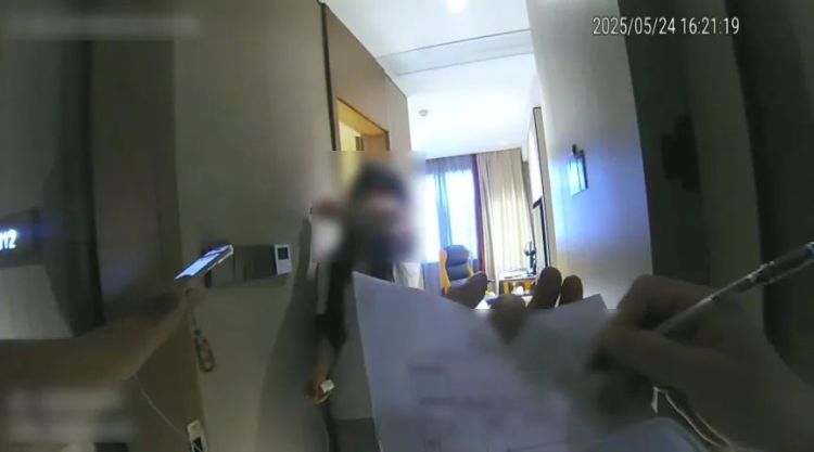 00后女子接到电话后直奔酒店,结果民警上门了...... 00后女子接到电话后直奔酒店,结果民警上门了......