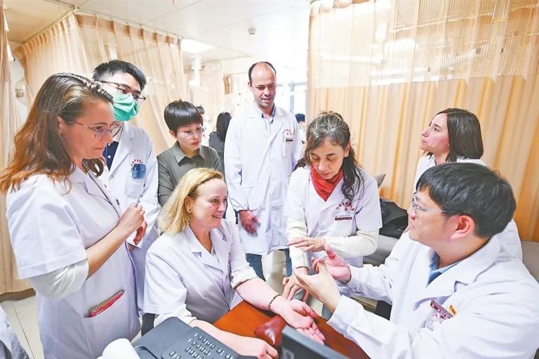 江西中医药“圈粉”外国友人,靠的是啥? 江西中医药“圈粉”外国友人,靠的是啥?