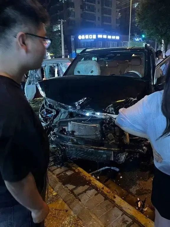 路遇查酒驾,闯卡拖行交警撞倒路人!男子被刑拘 路遇查酒驾,闯卡拖行交警撞倒路人!男子被刑拘