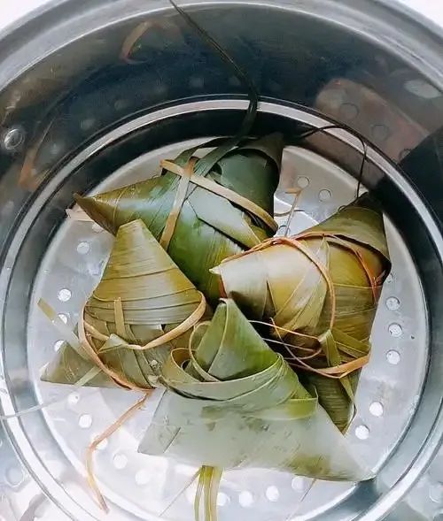 加热粽子用水煮还是蒸？10个人9个错，难怪不香不软糯