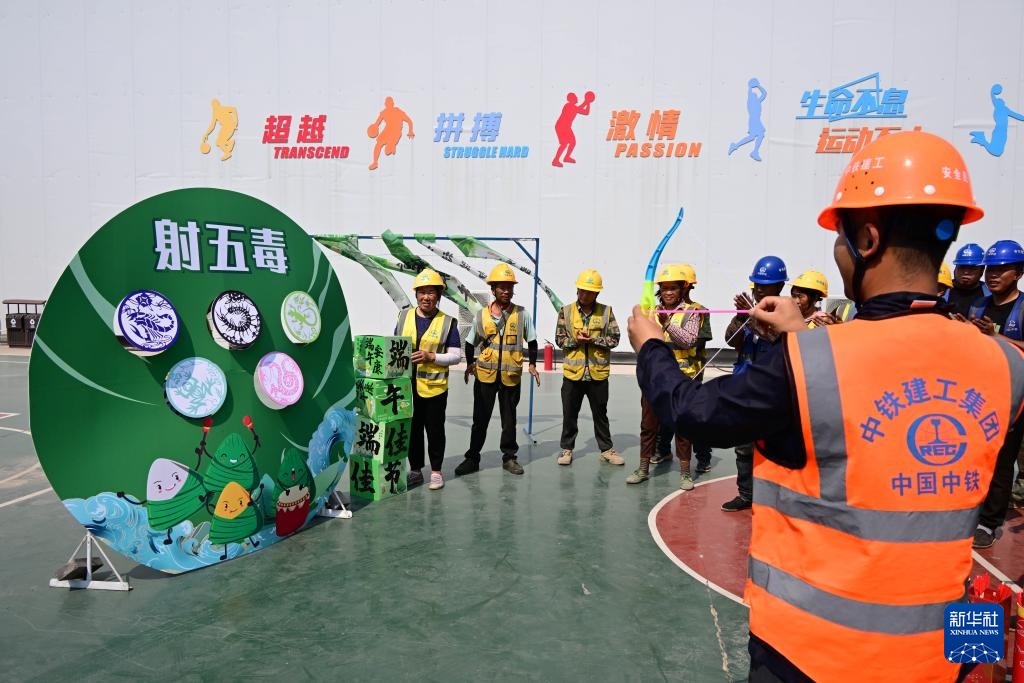山东青岛:工地趣味游戏迎端午 山东青岛:工地趣味游戏迎端午