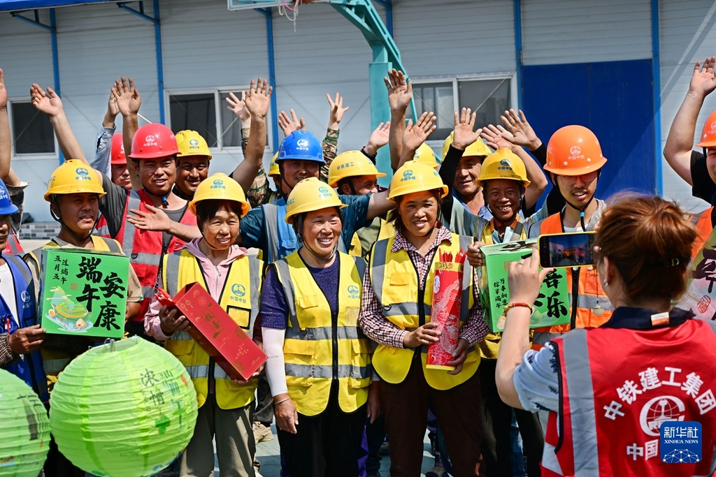 山东青岛:工地趣味游戏迎端午 山东青岛:工地趣味游戏迎端午