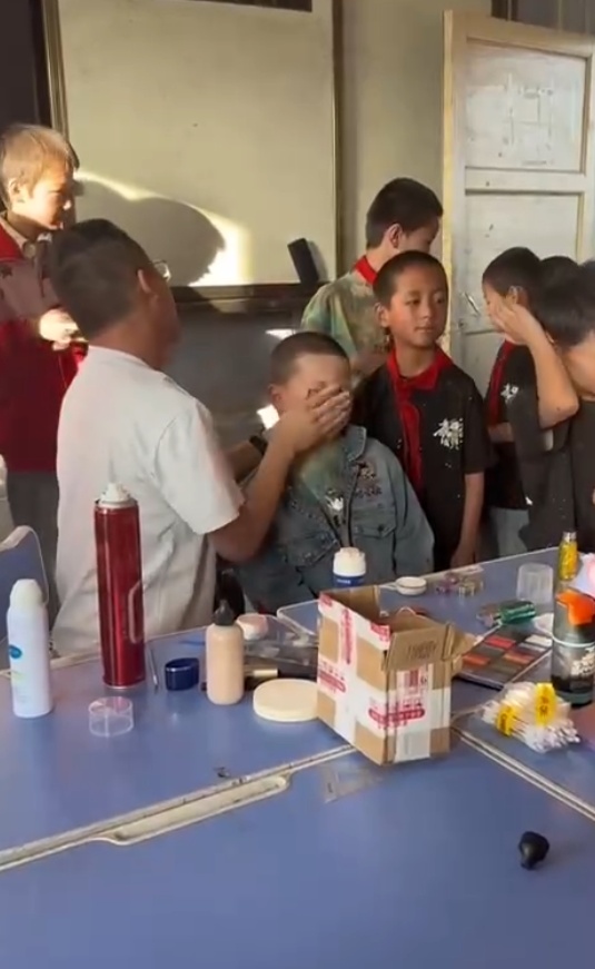 揉面式化妆!甘肃男老师给学生化妆1分钟10个:往年儿童节也这样化妆 揉面式化妆!甘肃男老师给学生化妆1分钟10个:往年儿童节也这样化妆