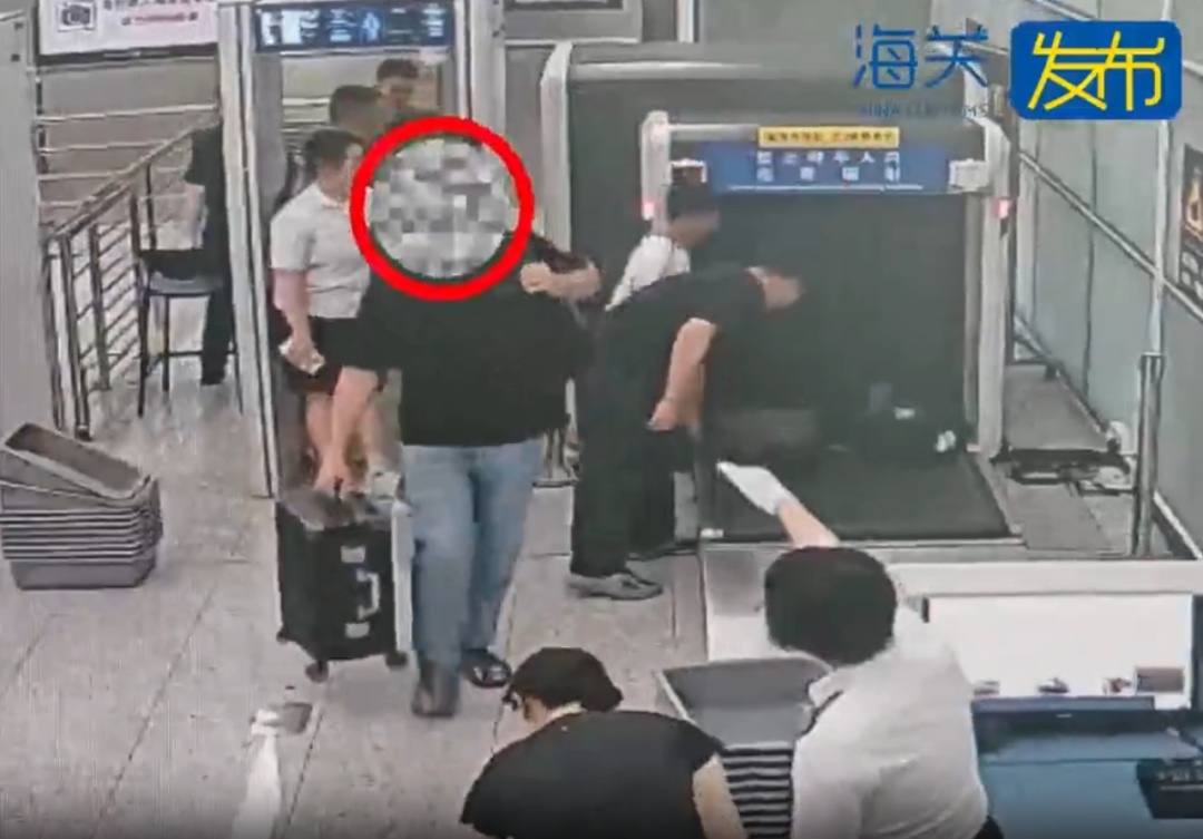 男子违规携带230万美金入境深圳被查,折合人民币超1600万元 男子违规携带230万美金入境深圳被查,折合人民币超1600万元