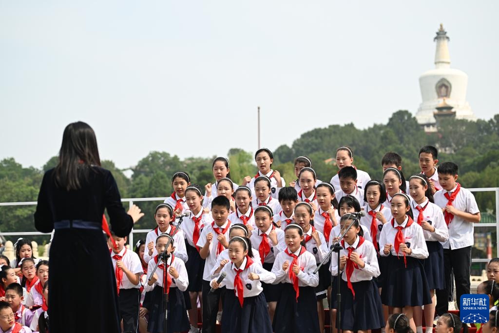 白塔下放歌迎“六一” 白塔下放歌迎“六一”