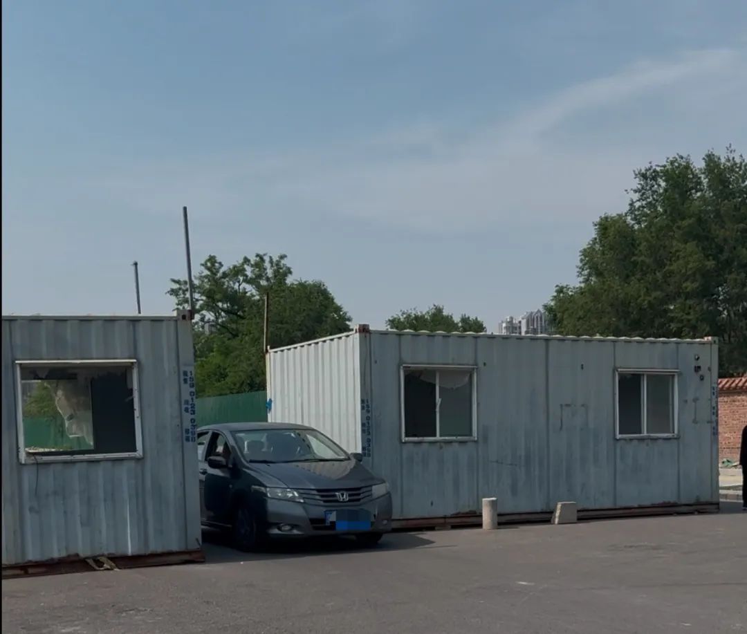 集装箱围挡,车辆随意停放…北京这条路何时能顺畅通行? 集装箱围挡,车辆随意停放…北京这条路何时能顺畅通行?